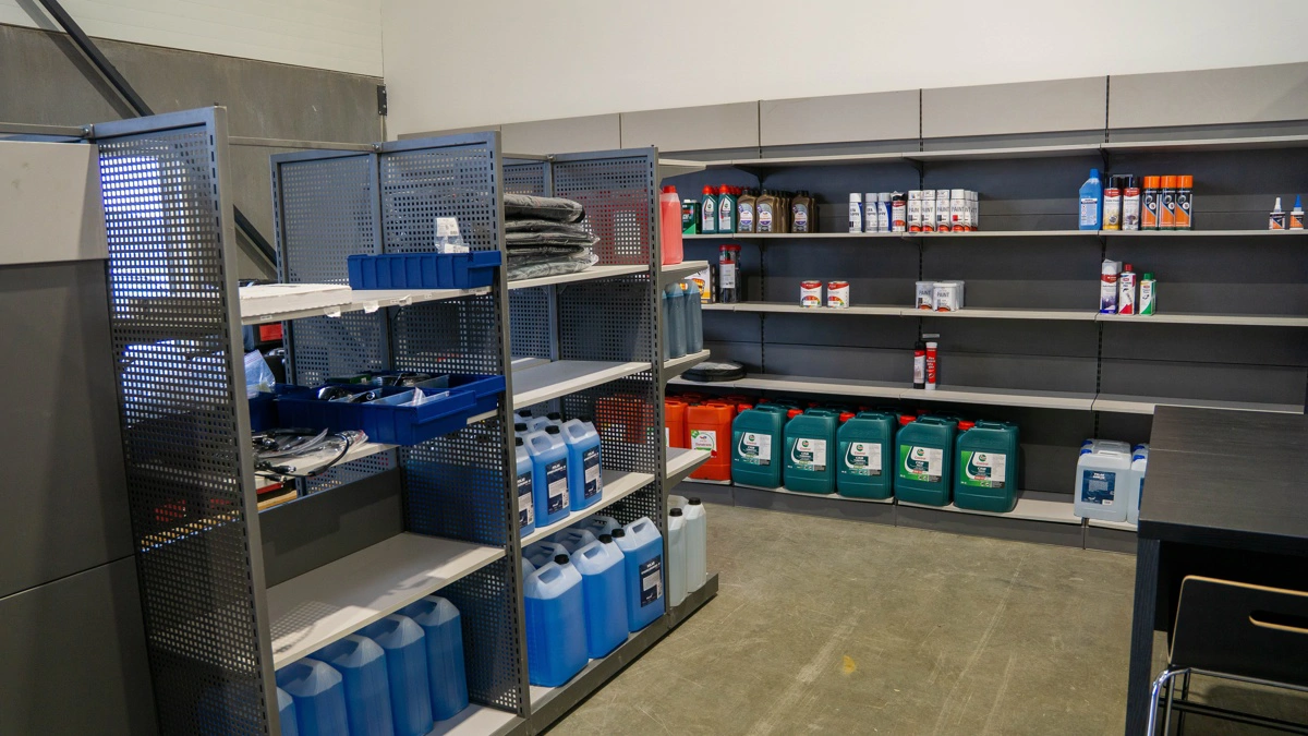 Hylder i butikken og på reservedelslageret i Rønnede er ved at blive fyldt op, og man forsikrer, at det står klar til åbent hus-arrangementet torsdag den 12. marts.