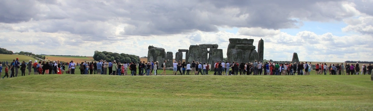 Ved forårsjævndøgn samles mange mennesker ved Stonehenge ved solopgang, for at ære balancen mellem lys og mørke.