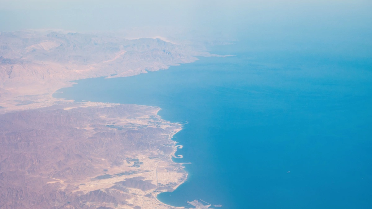 Trafikken gennem Hormuzstrædet er bremset op efter angreb på Iran. Strædet håndterer omkring 20 procent af verdens energitransport. Foto: Colourbox