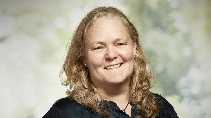 Chefkonsulent Birgit Ingvorsen fra Innovationscenter for Økologisk Landbrug fremhæver muligheden for at bruge proteinafgrøder fra egen produktion som foder til økologiske dyr på egen bedrift i det første år efter påbegyndt omlægning til økologi. Foto: Blue Room Production/Icoel