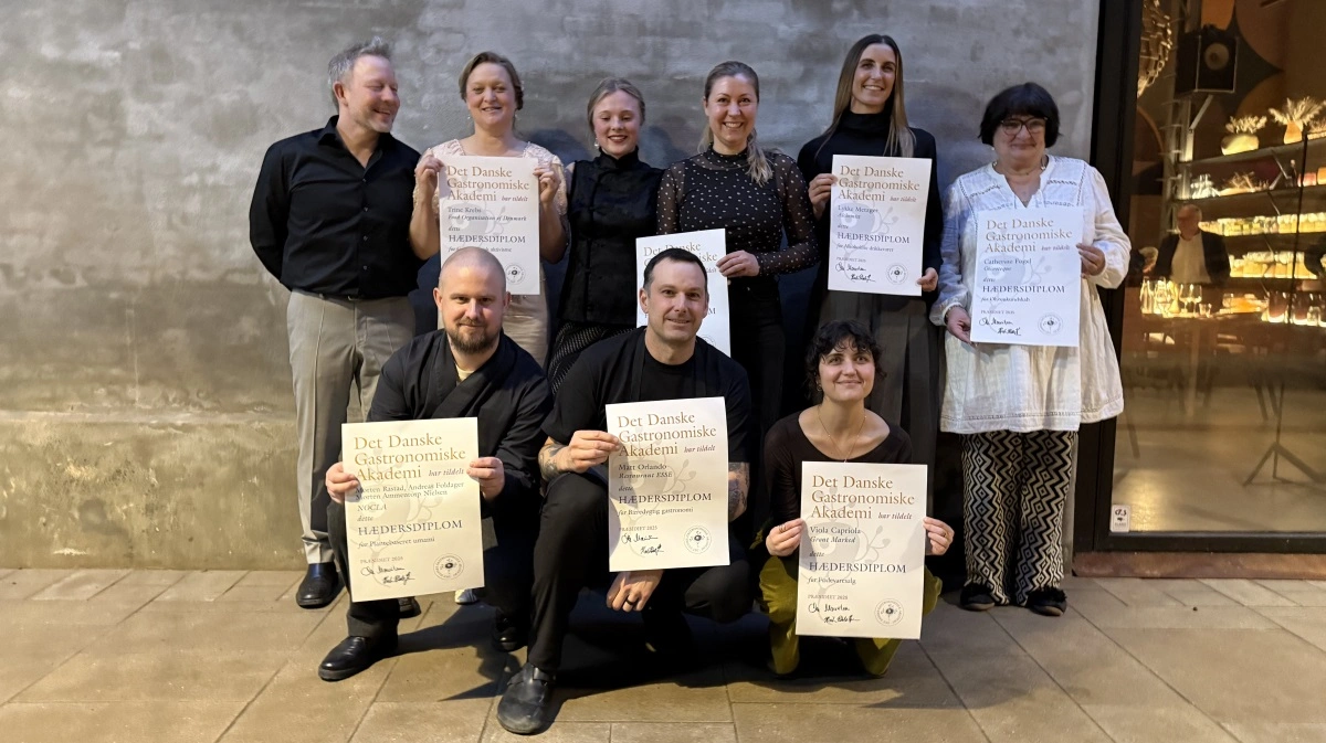 Modtagerne af årets hædersdiplomer fra Det Danske Gastronomiske Akademi samlet ved prisuddelingen 28. februar. Foto: Det Danske Gastronomiske Akademi.