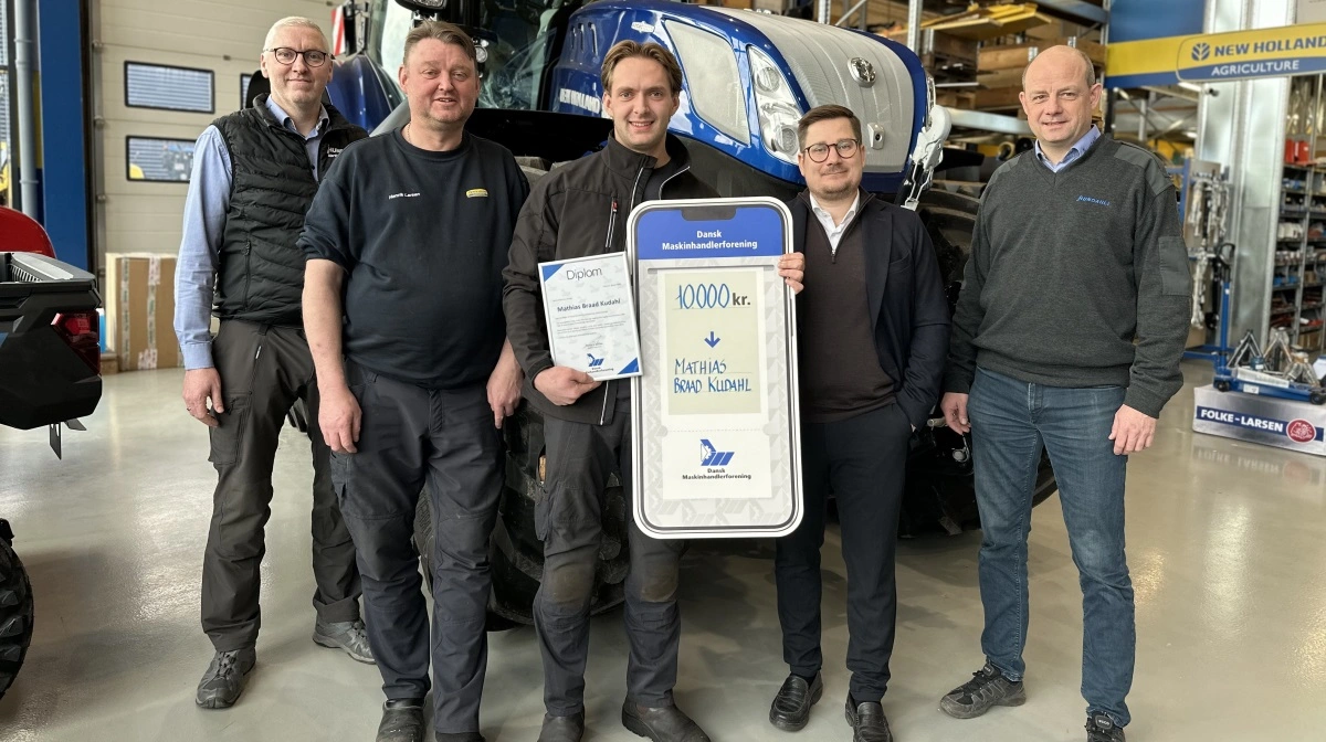 Fra venstre ses indehaver af J. Hundahl Martin Dalgaard, værkfører Henrik Larsen, legatmodtager Mathias Kudahl, formand i Dansk Maskinhandlerforening Troels Jensen og indehaver hos J. Hundahl Claus Sørensen. Foto: Dansk Maskinhandlerforening