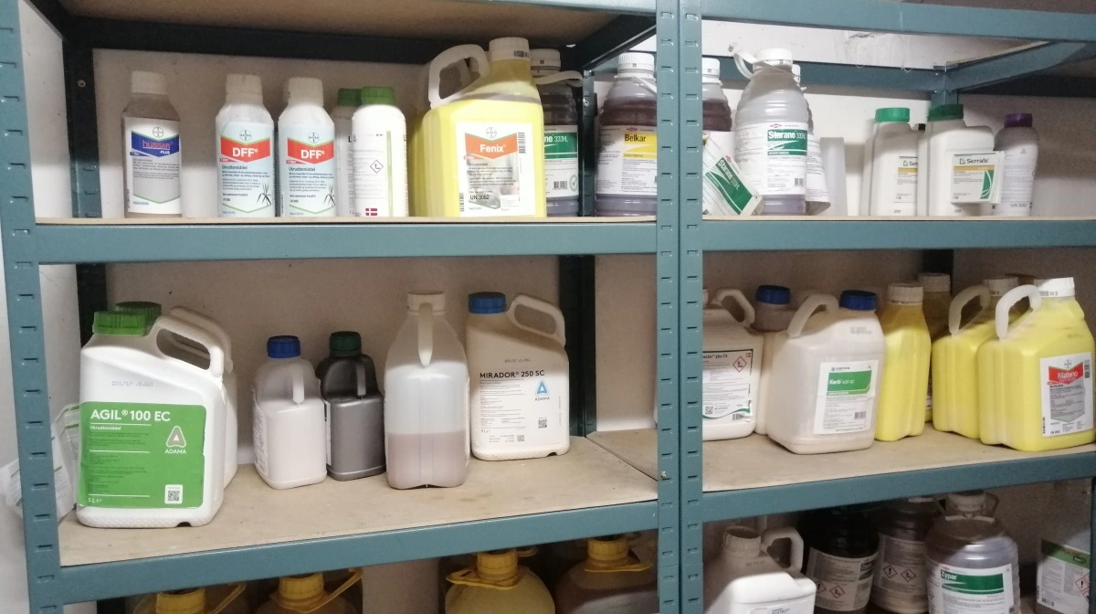 - Sørg for at få de gamle varer frem på hylderne, inden de når sidste dato. I 2026 er der 58 produkter, som vil være ulovlige at opbevare efter forbudsdagen, lød det under tirsdagens webinar. Arkivfoto: Camilla Bønløkke