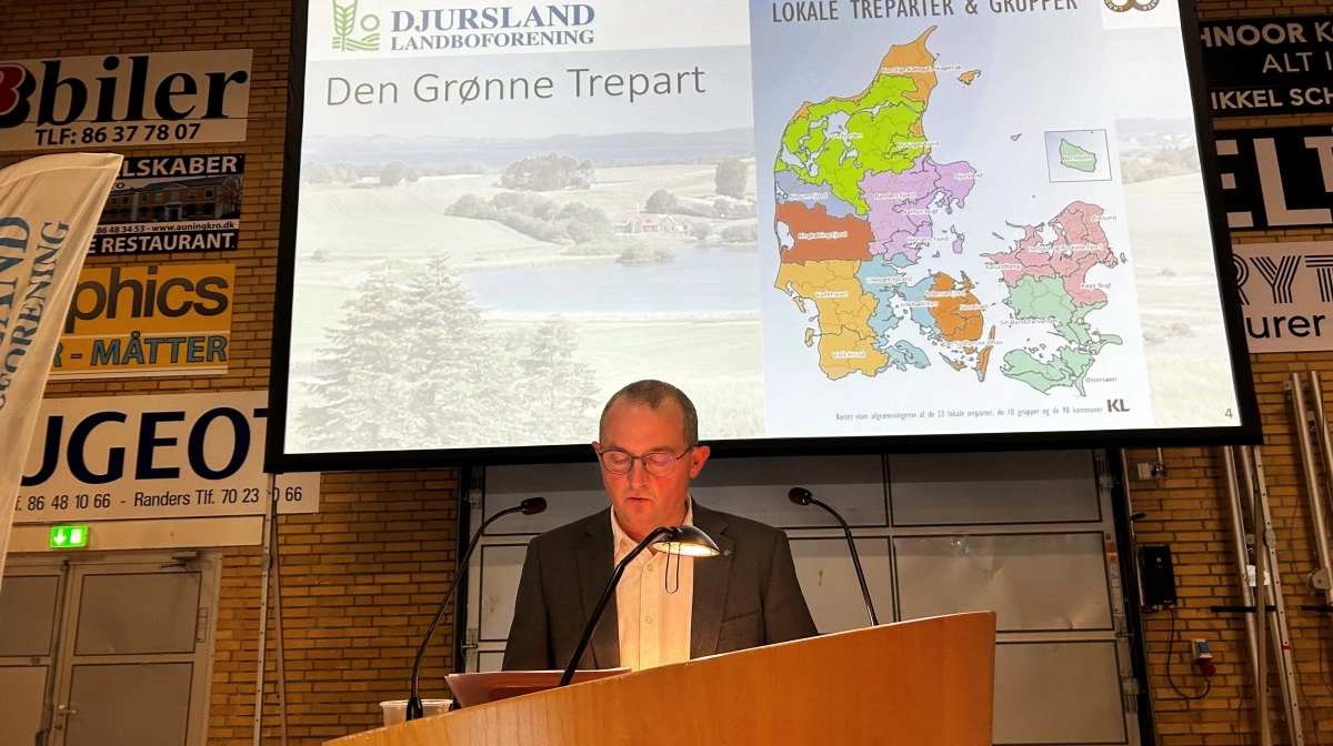 - Vi går ind i en periode med større usikkerhed. Derfor er sammenholdet i erhvervet vigtigere end nogensinde, sagde Mogens Hjort Jensen, formand for Djursland Landboforeningen, ved generalforsamlingen tirsdag aften, hvor både trepartsaftalen og kvælstofreguleringen vakte bekymring. Fotos: Djursland Landboforening
