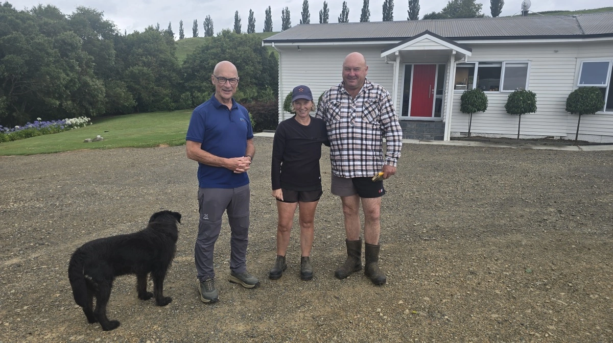 Louise og Warren Berry foran gårdens stuehus sammen med Effektivt Landbrugs udsendte.