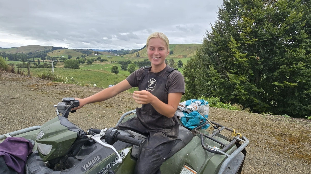 En stor del af Maja Camilla Hansens arbejdsdag foregår på ATV. - Jeg holder meget af at arbejde udendørs, fortæller hun. Foto: Jørgen P. Jensen