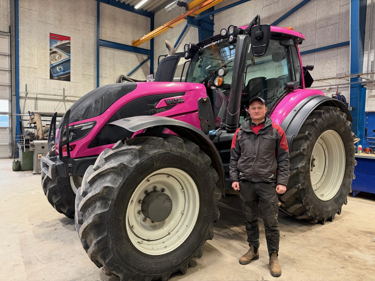 Anders Tornslev Bach er efter eget udsagn mand nok til at køre i en lyserød traktor - og det er flere af hans medarbejdere også. 