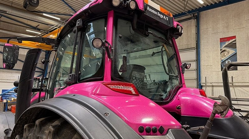 Den lyserøde folie på Valtraen er monteret af den fynske virksomhed Foliekniven, som havde udloddet foliering af en traktor som præmie i en konkurrence på Instagram. 