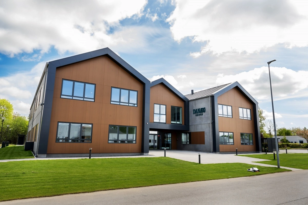 Danæg Holding indviede i 2025 koncernens nye domicil i Christiansfeld, og det tidligere hovedkontor er som led i den langsigtede kapacitetsudviklingsplan blevet inddraget til pakkeridriften. Begge dele styrker ifølge ledelsen den samlede driftseffektivitet og skaber et moderne og fremtidssikret miljø for både medarbejdere og gæster.