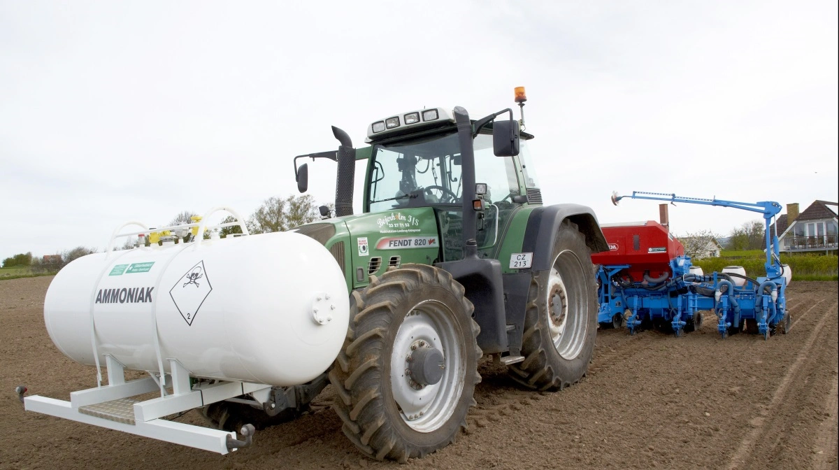 En stor del af verdens handel med råvarer til gødningsproduktion som for eksempel ammoniak passerer normalt gennem Hormuzstrædet, som nu er ramt af uro. Det har allerede sat sig i priserne. Arkivfoto