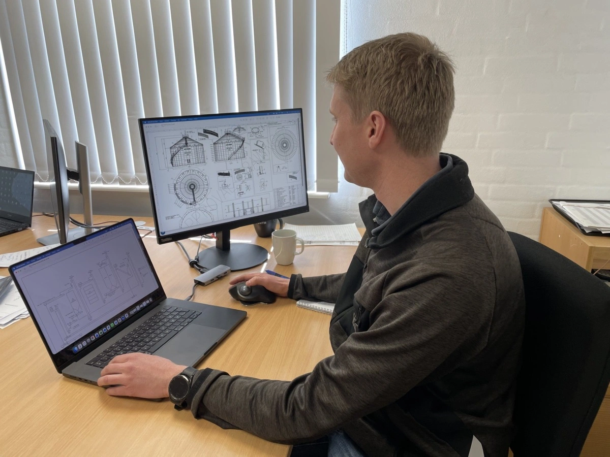 Almas Korn har gennem et kvart århundrede produceret siloer til landbruget. Erfaringerne er nu omsat til en ny silo med flere forbedringer, herunder øget bæreevne i taget, kraftigere galvanisering og nye taghætter.