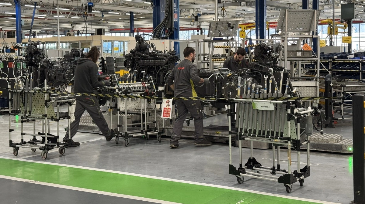 Motorer og drivlinjer klargøres på montagelinjen på Claas’ traktorfabrik i Le Mans. Produktionen er opbygget omkring fleksible modulære montageforløb, hvor forskellige Arion- og Axion-modeller kan samles side om side afhængigt af kundespecifikationer.