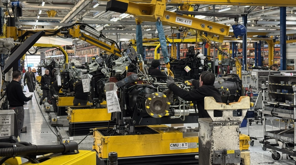 Drivlinjekomponenter monteres i traktorernes chassis på en af fabrikkens montagebaner. Le Mans-anlægget fungerer ikke kun som produktionssted, men også som udviklings- og testcenter, hvor drivlinjer og transmissioner gennemgår omfattende validering.