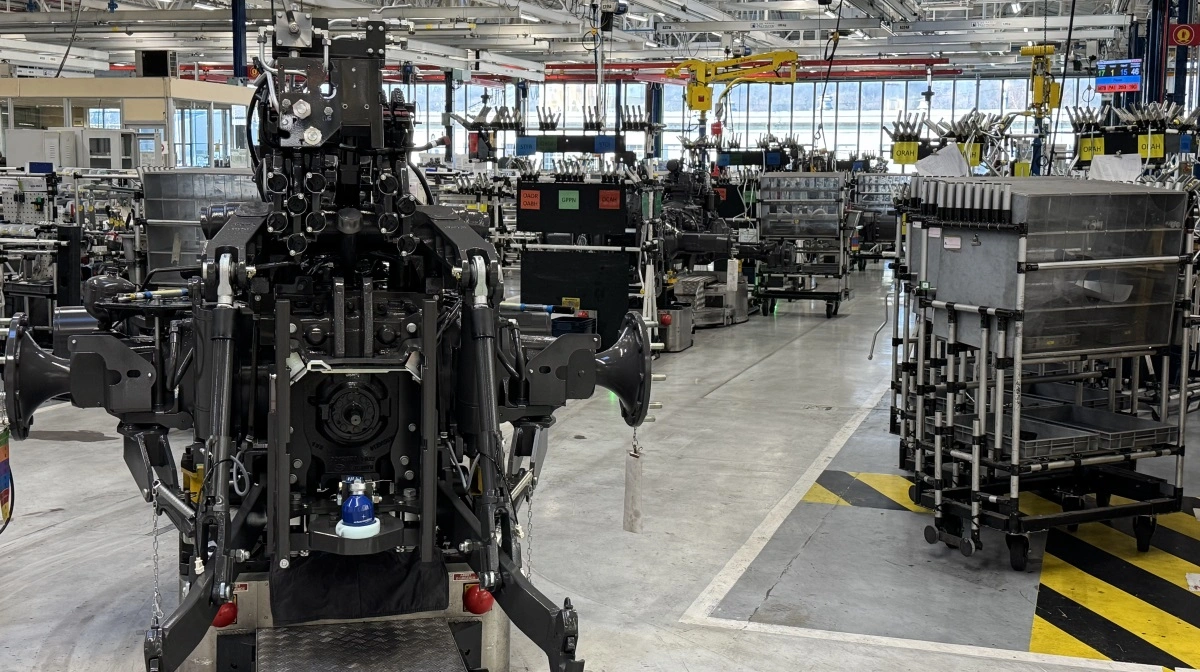 Chassiset til en Claas-traktor på vej gennem montageforløbet på fabrikken i Le Mans. Her opbygges drivlinje, transmission, hydrauliksystem og elektronik trin for trin, før traktoren sendes videre til sluttest og kvalitetskontrol i fabrikkens testcenter.