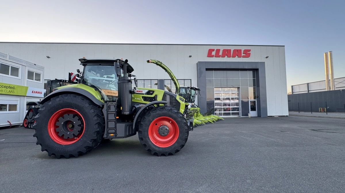 Axion 9.450 Terra-Trac foran Claas’ traktorfabrik i Le Mans. Fabrikken i det vestlige Frankrig er koncernens globale kompetencecenter for udvikling og produktion af traktorer fra Arion-serien til de største Axion-modeller. Her produceres op til 65 traktorer dagligt i ét skift. Fotos: Per Jørgensen