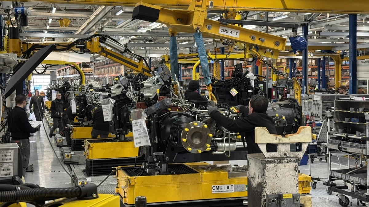 Drivlinjekomponenter monteres i traktorernes chassis på en af fabrikkens montagebaner. Le Mans-anlægget fungerer ikke kun som produktionssted, men også som udviklings- og testcenter, hvor drivlinjer og transmissioner gennemgår omfattende validering.