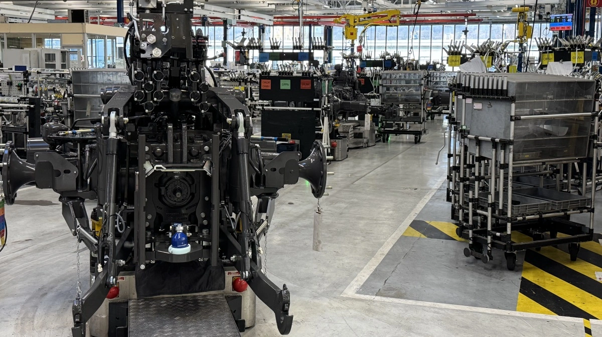 Chassiset til en Claas-traktor på vej gennem montageforløbet på fabrikken i Le Mans. Her opbygges drivlinje, transmission, hydrauliksystem og elektronik trin for trin, før traktoren sendes videre til sluttest og kvalitetskontrol i fabrikkens testcenter.