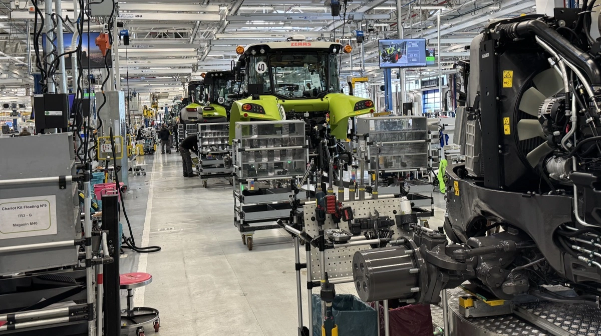 Montagelinjen i Le Mans er opbygget som et modulært produktionssystem, hvor Arion- og Axion-traktorer samles parallelt. Det gør det muligt at producere forskellige drivlinjer, transmissioner og hydrauliksystemer på samme montagelinje og giver fabrikken stor fleksibilitet i produktionen, blandt andet i forbindelse med Cmatic-transmissionen.