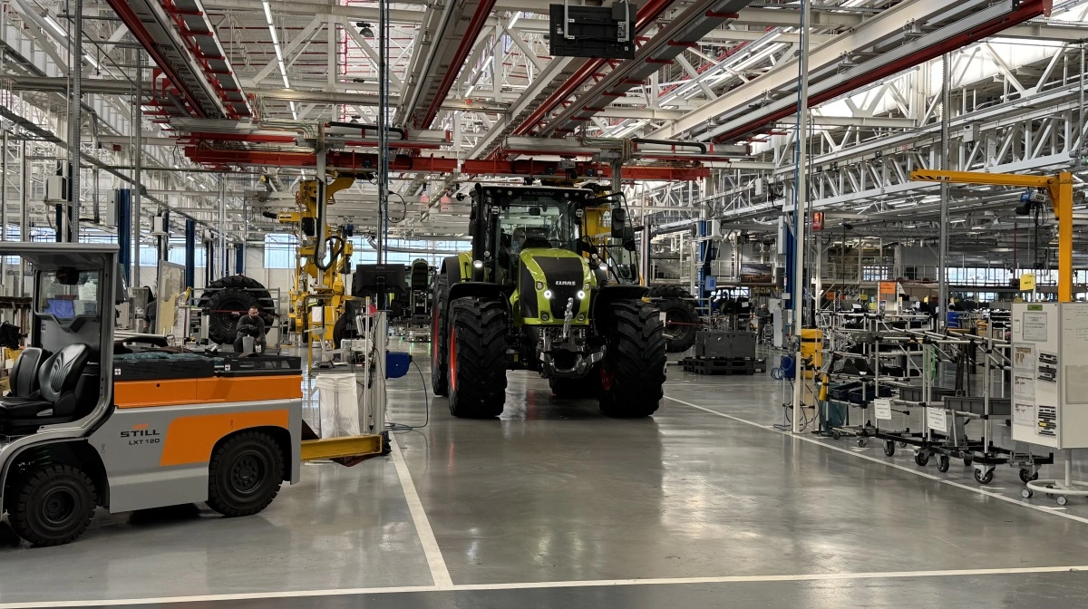 Axion-traktor på vej gennem montageområdet på Claas’ traktorfabrik. Produktionsanlægget dækker omkring 25 hektar, hvoraf cirka syv hektar er under tag, og beskæftiger omkring 1.100 medarbejdere. Foto: Per Jørgensen