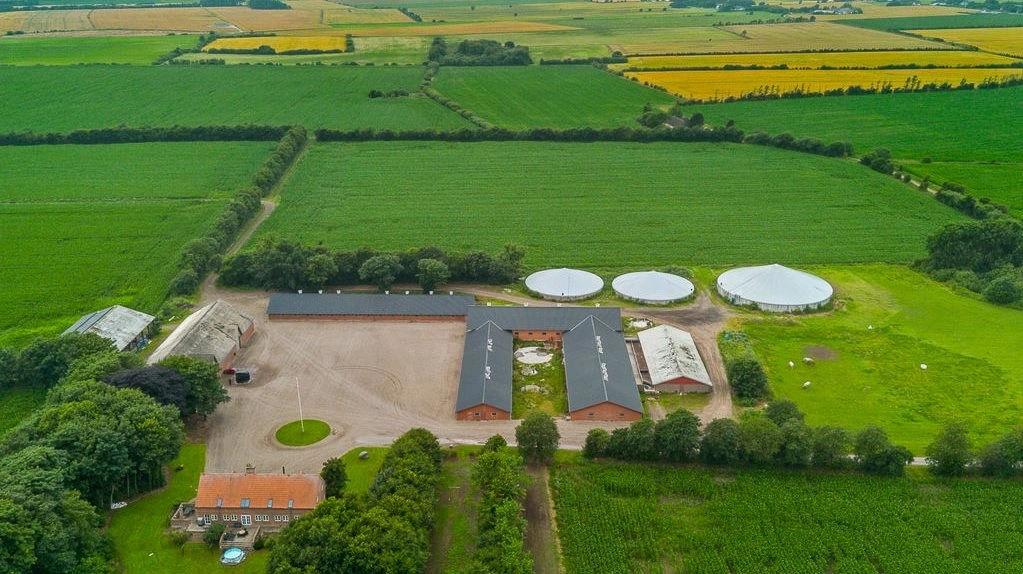 Den store svineproduktion Kæpslund ved Skærbæk er blandt de nyeste ejendomme på markedet. Ejendommen er udbudt til 76,5 millioner kroner. Foto fra salgsopstillingen: Landbogruppen Sønderjysk