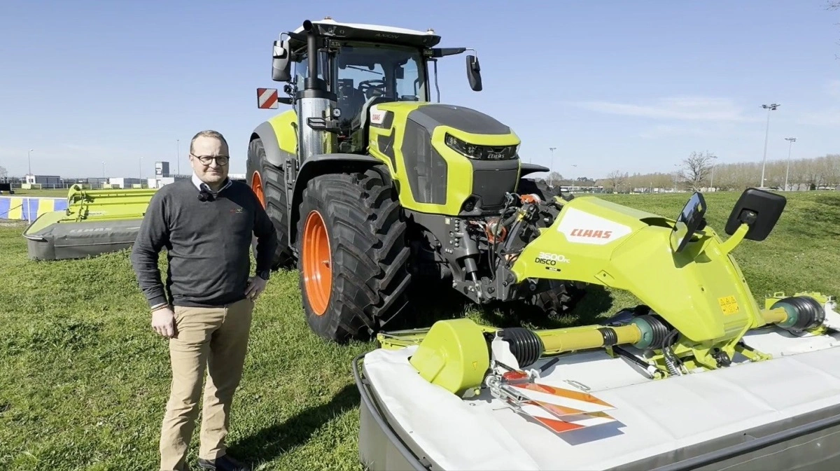 På Claas’ traktorfabrik i Le Mans har Effektivt Landbrug mødt Lars Johnsen, salgschef for Claas-traktorer hos Danish Agro Maskiner A/S.
I videointerviewet fortæller han om lanceringen af den nye Axion 9-serie, de første erfaringer fra Danmark og hvordan de nye traktorer nu skal ud og arbejde i danske marker i løbet af foråret. Foto: Per Jørgensen