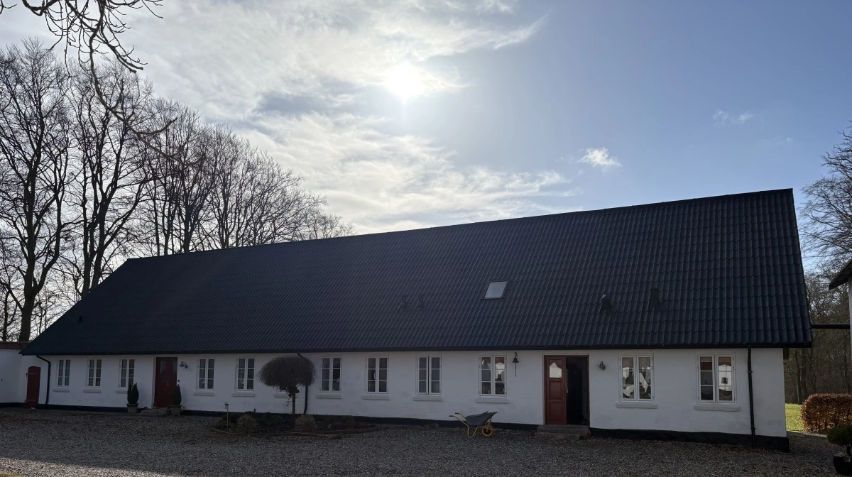 Stuehuset er fra 1874. Bedriften har været i Klaus Aage Bengtsons besiddelse siden 2014.
