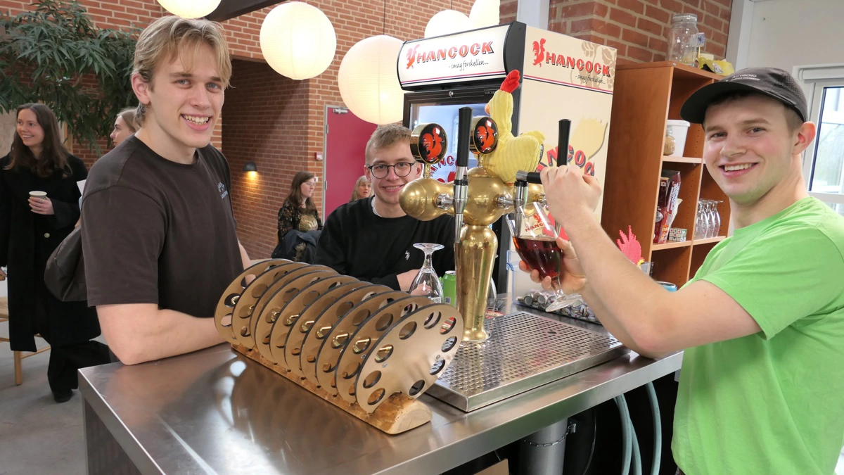 - Som studerende er Viborg en herlig by at bo i. Boligerne er til at betale, vi har det fint med studerende på alle de andre uddannelser i byen og så er der et stort overskud af piger blandt de studerende, lyder det skælmsk fra Thomas Johansen, der er på 2. semester i Dyrevidenskab. Her sammen med Peter Hedegaard fra Veterinærmedicin og studiefællen Frederik Olsen, der dygtigt betjener fredagsbaren. 

