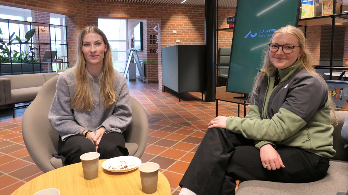 Sønderjyske Clara Kjeldal (tv) vil gerne studere dyrevidenskab og ved allerede nu, at det helst skal handle om køer og avl. Når hun er færdig, måtte det gerne resultere i et job som underviser eller konsulent. - Eller måske forskning, men i hvert fald køer, siger hun. Mia Amalie Jochimsen, der kommer fra en gård, har kvalificeret sig til optagelse på veterinærmedicin gennem fire-årigt EUX på Gråsten Landbrugsskole. - Når jeg bliver færdig med EUX til sommer, vil jeg nok lige tage et fjumreår, før jeg påbegynder studiet, overvejer hun. Fotos: Bøje Østerlund