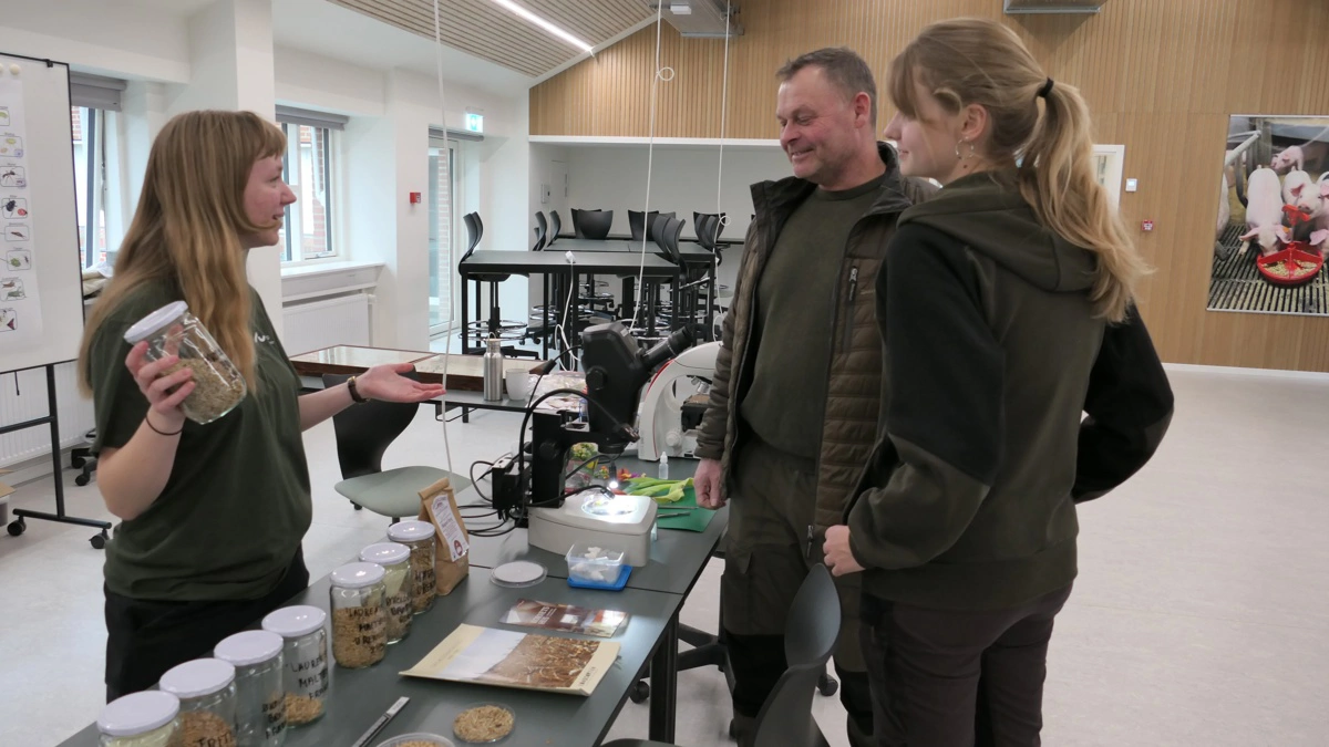 Dicte Dybdal (tv) forklarer her en potentiel studerende, Kjerstine Dall Madsen og hendes far Klaus Madsen fra Haderslev, hvorledes bedre ernæring og en grønnere retning for landbruget kan klares med en særlig bygsort. Dicte Dybdal er fra Aarhus og 2. årsstuderende i Plante- og Fødevarevidenskab. Hun har tidligere været musikstuderende og haft et ophold på Kalø Landboskole. 