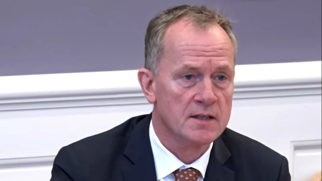 Danmarksdemokraternes miljøordfører Kim Edberg peger på frivillige aftaler med landmændene frem for et nationalt sprøjteforbud i debatten om beskyttelse af drikkevandet. Foto: ft.dk
