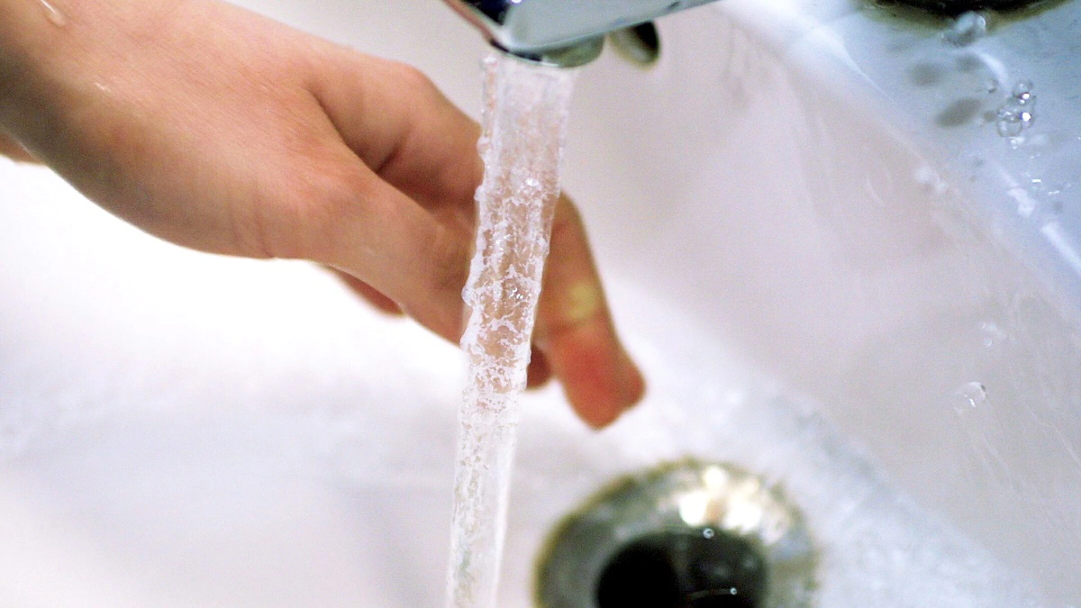 Debatten om et muligt sprøjteforbud i sårbare grundvandsområder handler i sidste ende om beskyttelsen af danskernes drikkevand. Foto: Colourbox