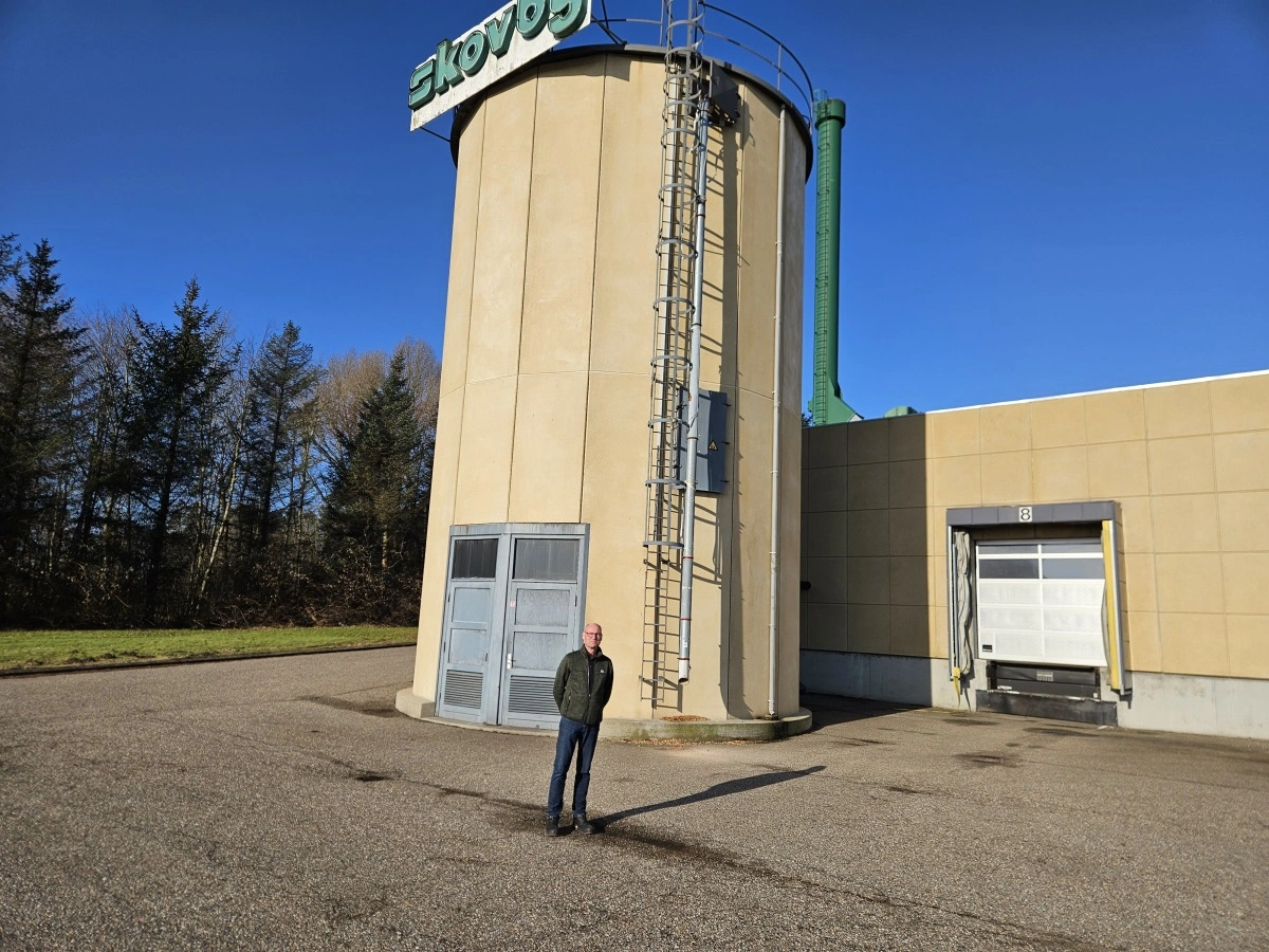 Siloen opsamler træspåner og støv fra produktionen, som genbruges som brændsel til at opvarme fabrik og tørreanlæg.