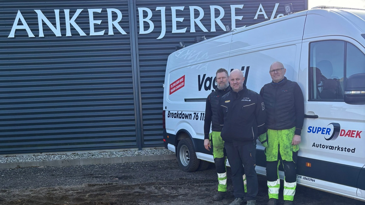 Anker Bjerre A/S og Super Dæk Service har indgået et samarbejde til gavn for landmænd, maskinstationer og entreprenører. Fra venstre er det Torkild Toftdal, Super Dæk Service-montør, Søren Romby, Anker Bjerre, og Lars Barfoed, Super Dæk Service-montør. Foto: Anker Bjerre