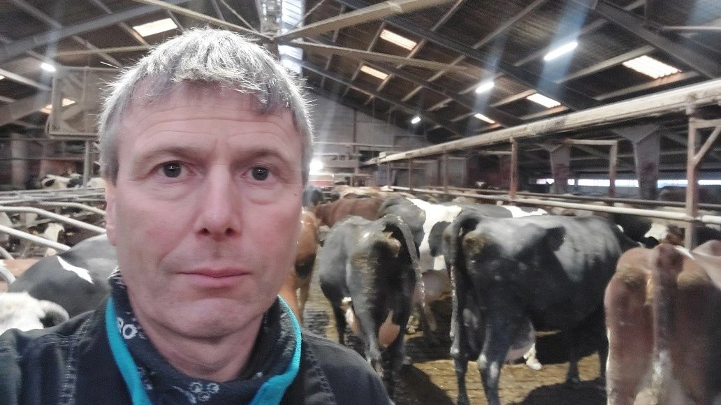 Mælkeproducent Niels Bjerre fra Lomborg driver en bedrift med 210 malkekøer og omkring 250 hektar jord. Han har afgivet 23 hektar til et vådområdeprojekt og fået bedre dyrkningsjord gennem jordfordeling.