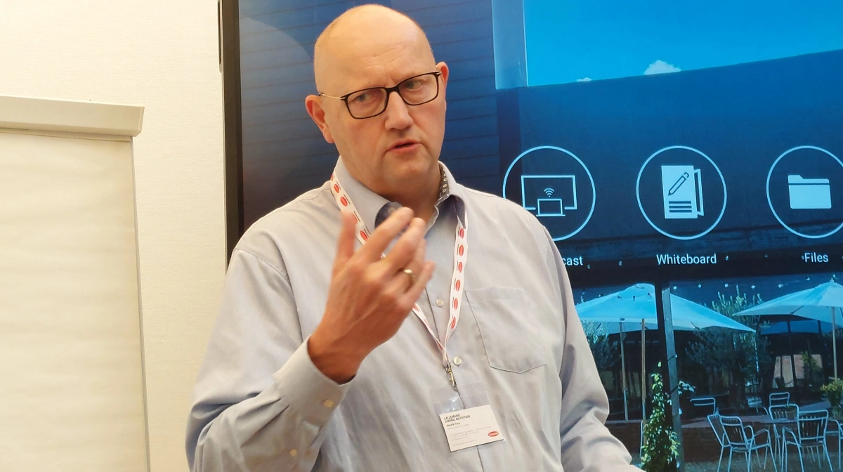 - Nu giver fremtiden os mulighed for at lægge en positiv biofilm i vores farestald, klimastald, kyllingehuse, kalvebokse - alt muligt, påpeger Henrik Terp fra Lallemand Nordic. Arkivfoto: Camilla Bønløkke