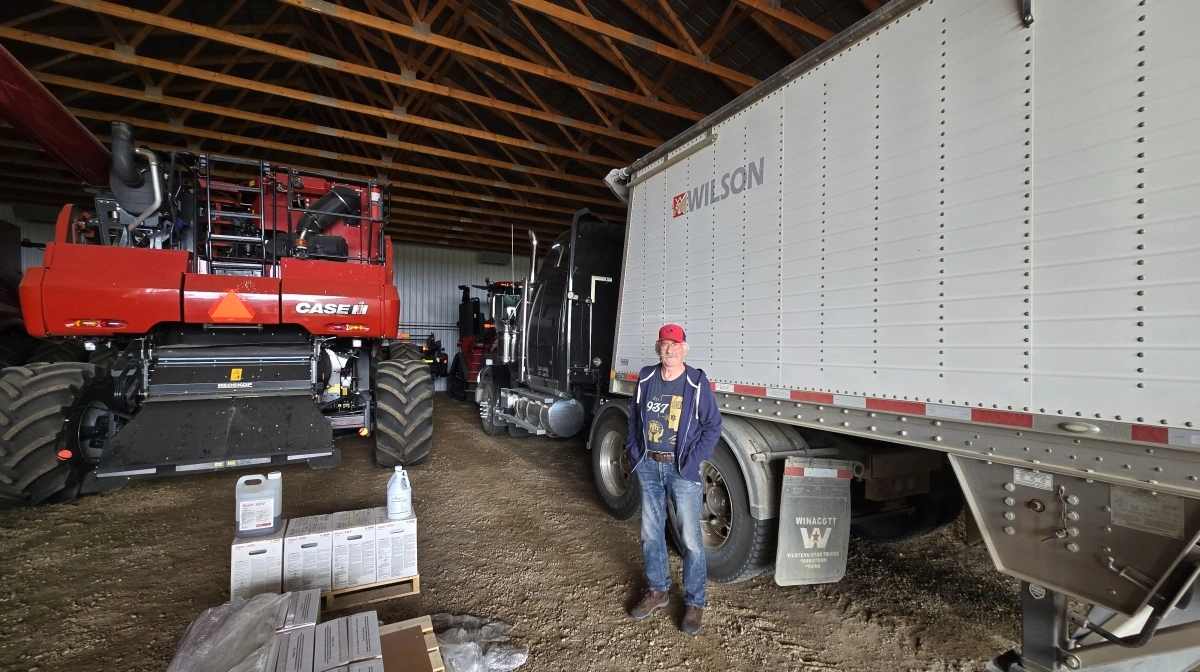 - Mange farme her i Saskatchewan bliver så store, at vi mister naboer. Her er efterhånden intet lokalt fællesskab mere, fortæller Wayne Amos i én af sine maskinhaller. Fotos: Jørgen P. jensen