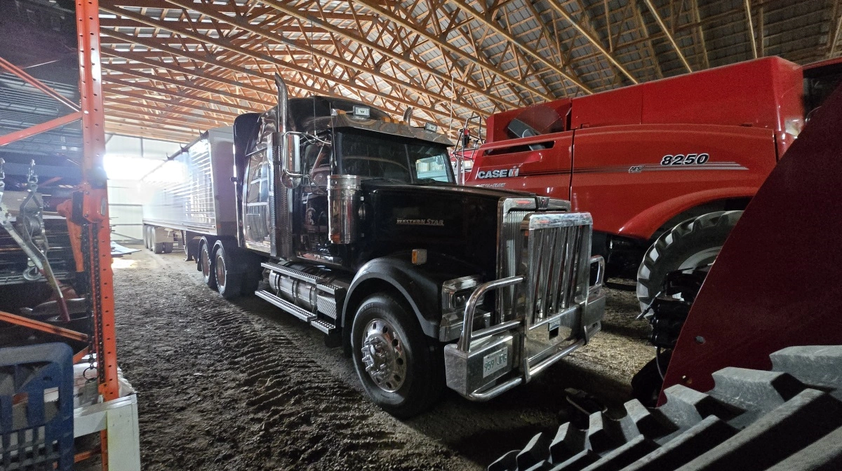 Maskinparken omfatter også egne trucks.