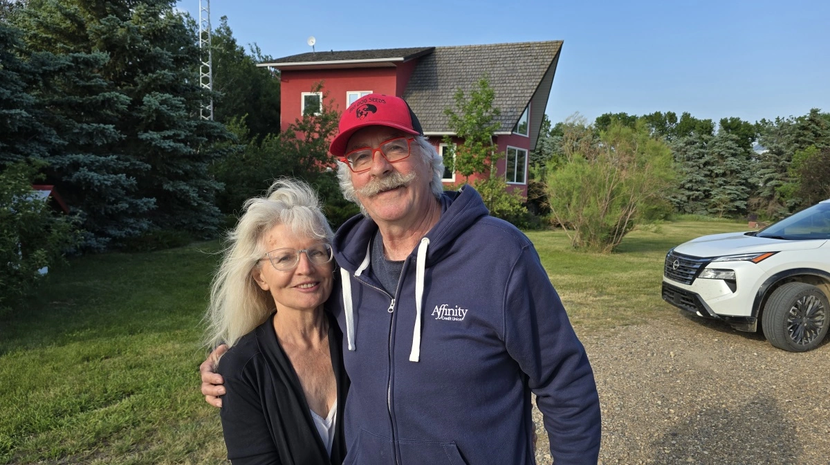 Wayne Amos og hans kone, Lori Erhardt, er 4. generation på deres canadiske farm, som er vokset imponerende i deres ejertid.