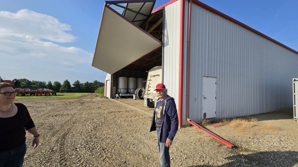 Gården har nye, moderne maskinhaller.