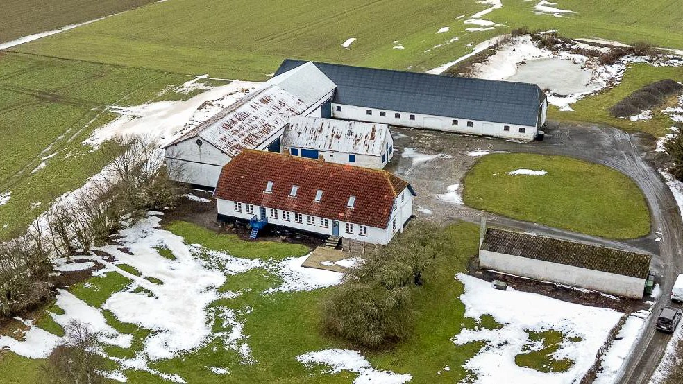 Efter 30 år som landmand har ejeren sat slægtsgården Bækkegård til salg. Gården ligger i landbrugsområdet ved Poulsker på Bornholm.
