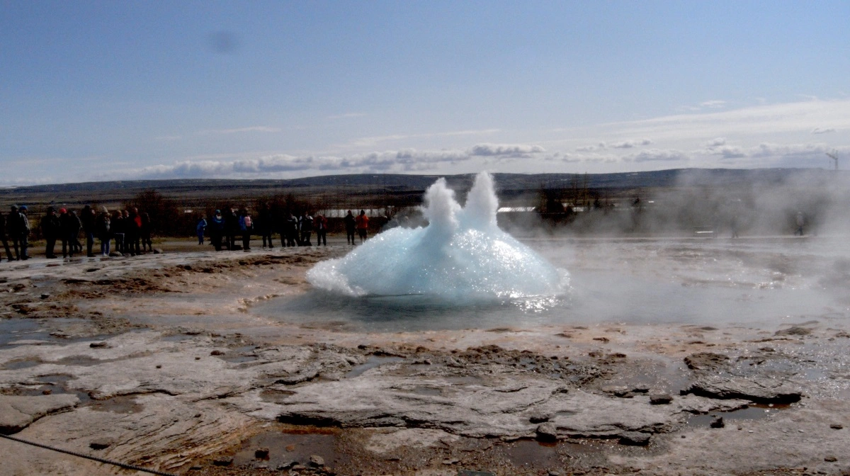 I området Geysir springer gejseren Strokkur flittigt flere gange i timen.