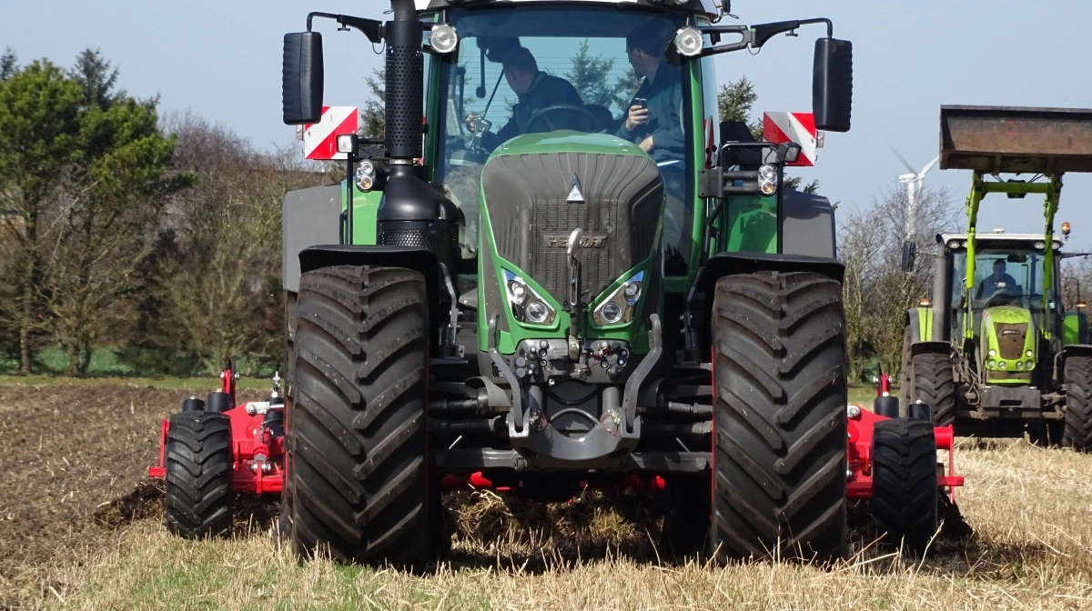 Kender du det minimale dæktryk for dine dæk? Det kan give bedre trækkraft, lavere brændstofforbrug og mindre skadelig jordpakning. Arkivfoto