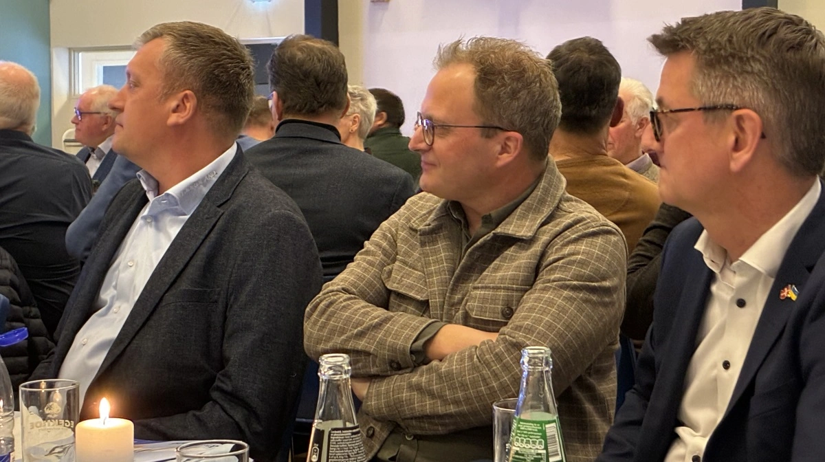 Minister for samfundssikkerhed og beredskab, Torsten Schack Pedersen (th.), var sammen med flere folketingsmedlemmer og formanden for Landdistrikternes Fællesråd, Steffen Damsgaard, blandt gæsterne.  Her ses de sammen med Fjordlands 1. næstformand, Morten Agger (tv.). 