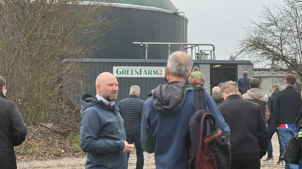 Deltagere ved temadagen besøger biogasanlægget på Gråsten Landbrugsskole, hvor Frank Wennerberg fra GreenFarm fortæller om anlægget og det tilhørende CO2-fangstsystem. Foto: Laila Dam / Food & Bio Cluster Denmark