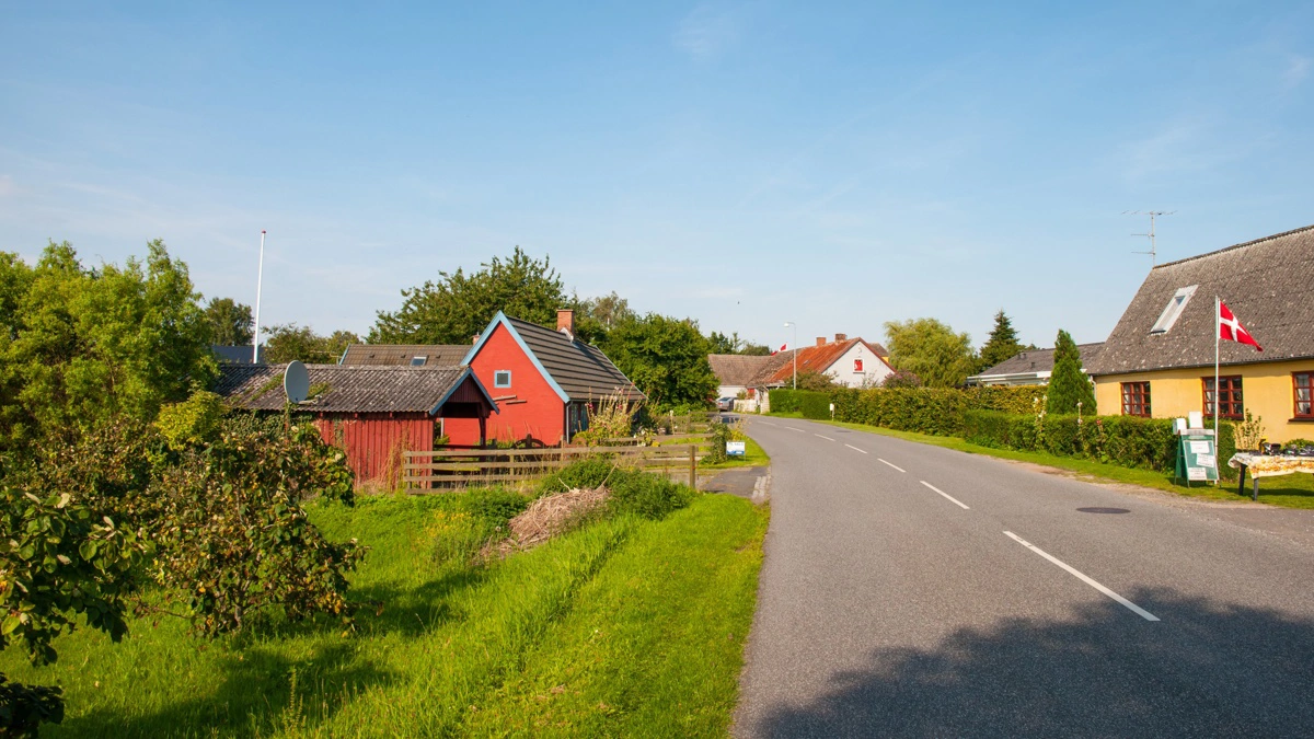 Idyllisk ser det ud. Men landsbyidyllen er flere steder erstattet af affolkning ovenpå en massiv mængde skolelukninger. Foto: Colourbox
