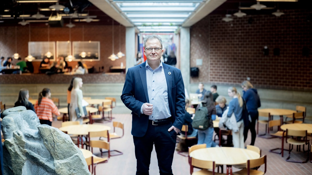 - Skolenedlæggelserne sker typisk i de kommuner, hvor udfordringerne er størst. Det er meget dyrt at drive små landsbyskoler, og derfor bliver de ofte, ved lidt vigende elevtal, sparet væk. Men skolerne er samtidig en forudsætning for, at børnefamilier kan og vil bosætte sig i landdistrikterne, siger Steffen Damsgaard. Foto: Landdistrikternes Fællesråd