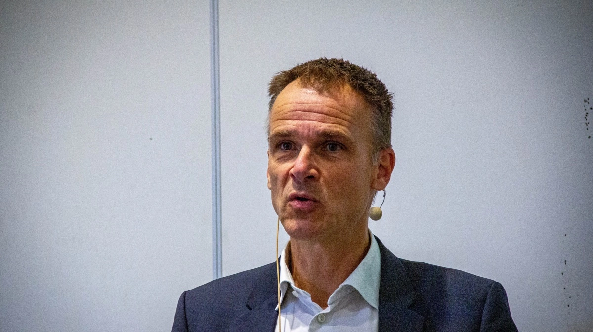 - I stedet for at bygge en brændende platform op og skræmme vælgerne, burde man sige til danskerne, at vi faktisk har et forum, hvor man kan indtænke ekstra beskyttelse af drikkevandet, hvor der er grund til det. Den løsning hedder grøn trepart, siger Anders Panum Jensen. Foto: Morten Ipsen