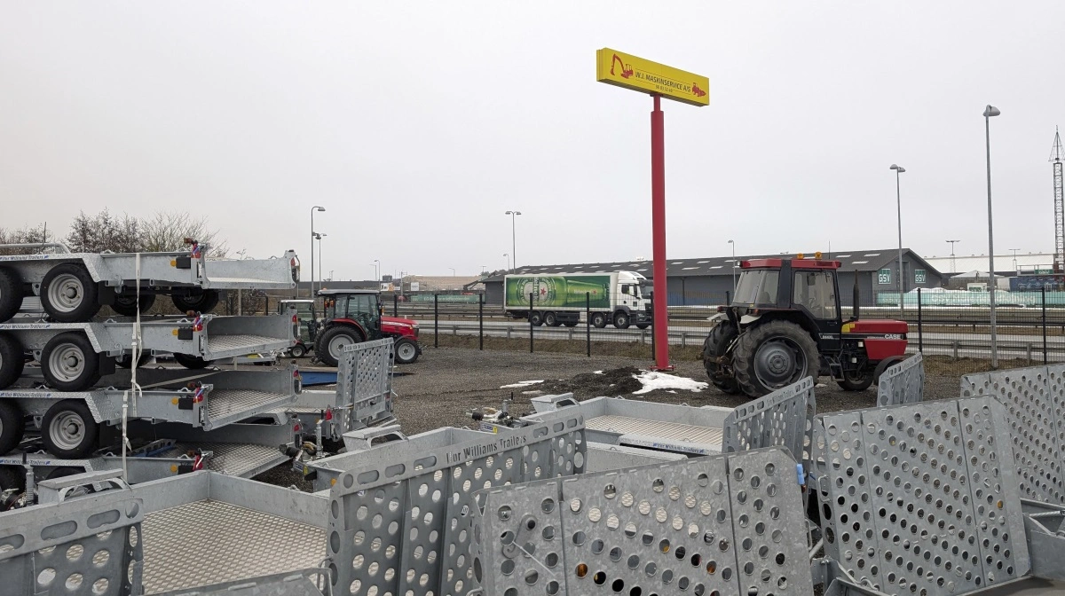 WJ Maskinservice har stor synlighed med virksomhedens to adresser i Nørresundby - med facade ud til henholdsvis Frederikshavnmotorvejen og Hirtshalsmotorvejen (billedet).