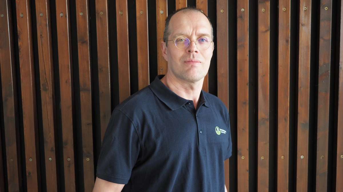 Planterådgiver Thomas Vang Jørgensen minder om, at der også er et andet valg den 24. marts. Nemlig om den overvintrede raps skal dyrkes frem til høst, eller marken skal sås om. Foto: Økologirådgivning Danmark