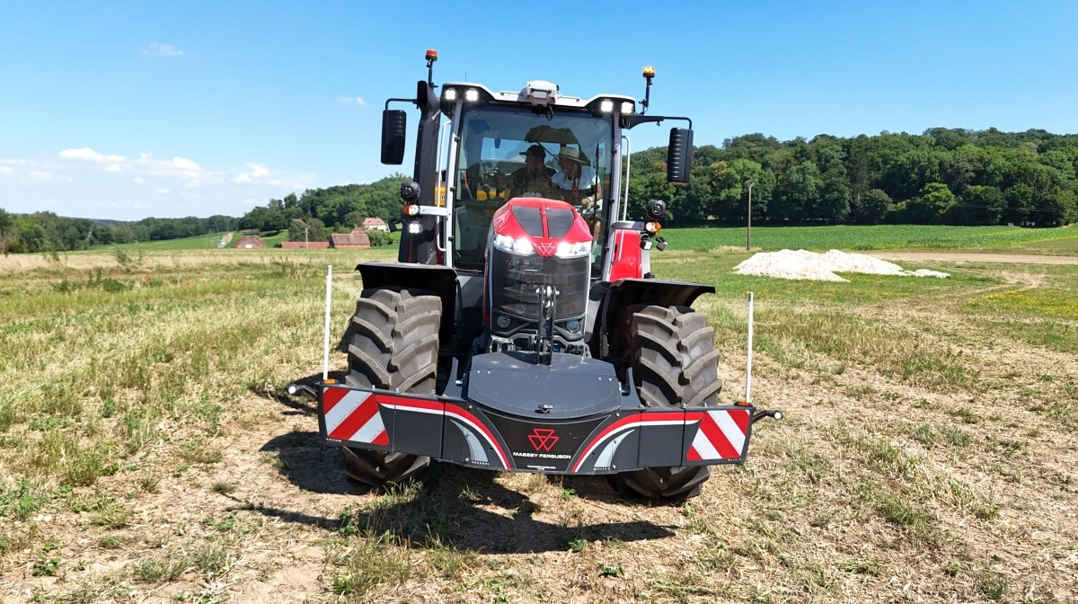 MF 8S Xtra-serien består af seks modeller fra 205 til 305 hk. Ifølge DLG PowerMix-testen leverer modellen MF 8S.265 Xtra et af de laveste brændstofforbrug i sin effektklasse – både i markarbejde og ved transport. Foto: Per Jørgensen